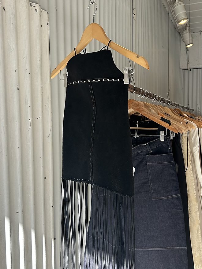 Top Maverick — Negro, con tachas y flecos